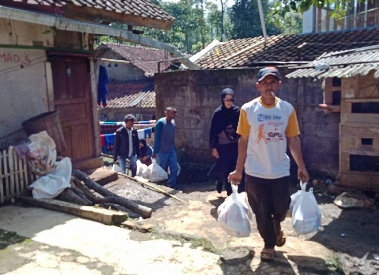 Galang Bantuan Pakaian untuk Warga Desa