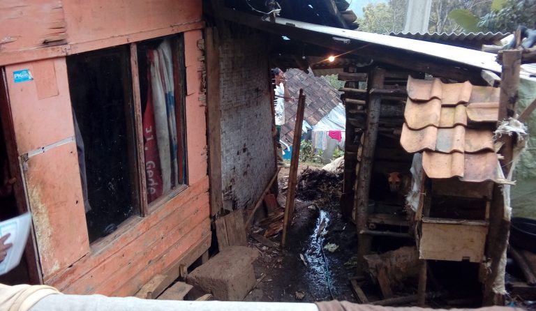 Di Tareptep Cimenyan Kab.Bandung 7 Keluarga Berumah di Gubuk