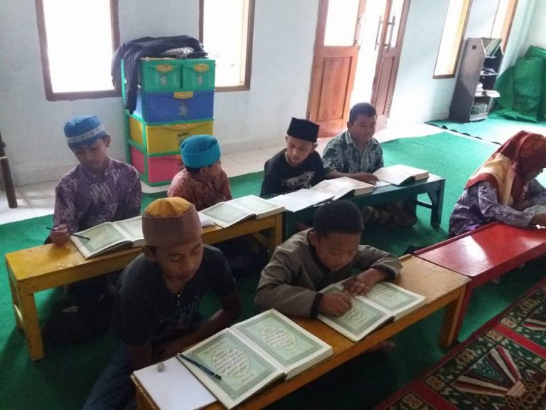 Anak-anak Pinggir Hutan ini Butuh Bantuan Buku
