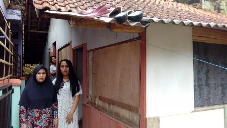 Bu Aas, Rumah Menumpang Penghasilan Kurang