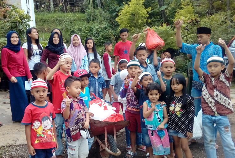 Anak-Anak Pasir Impun Belajar Peduli Sejak Dini