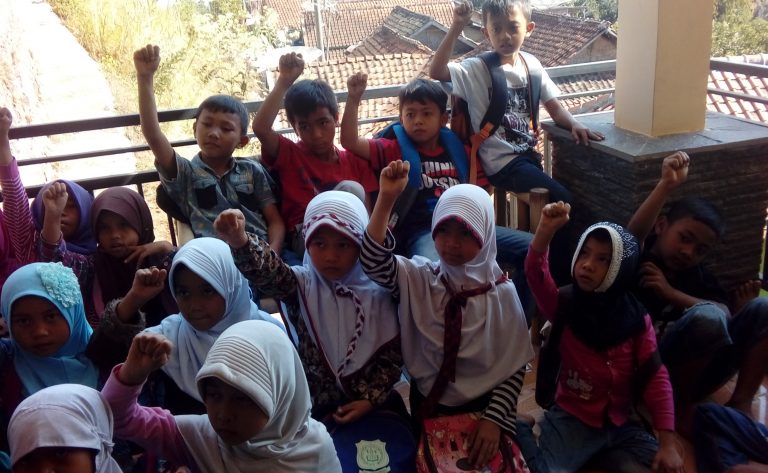 Bantu Mereka Agar Tetap Sekolah