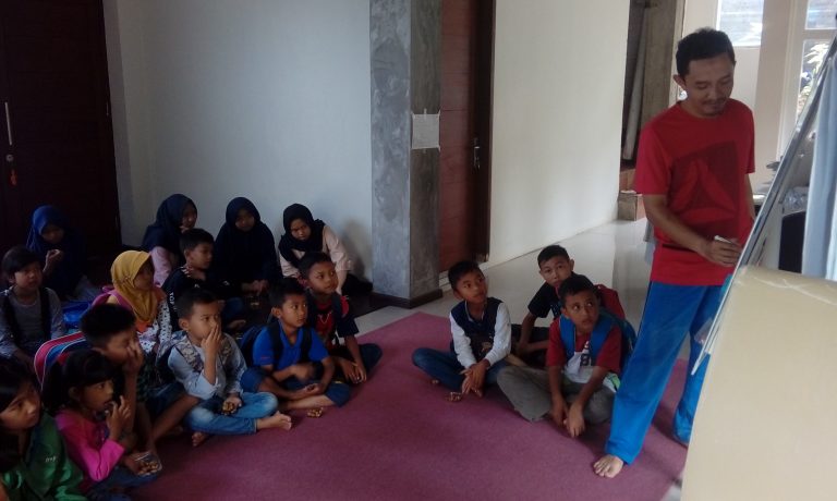 CEO Penerbit Mizan Mengajar Anak-Anak Desa