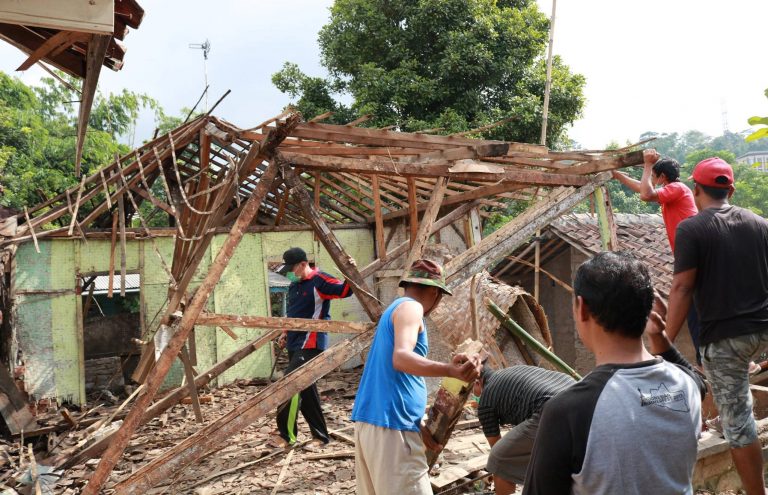 Akhirnya Rumah Reyot di Cikadut ini dibongkar