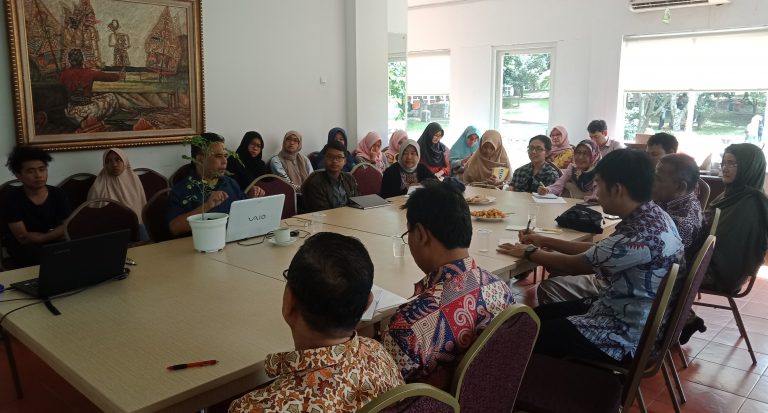 Fakultas Ilmu Budaya UI Membahas Problem Buruh Tani Cimenyan