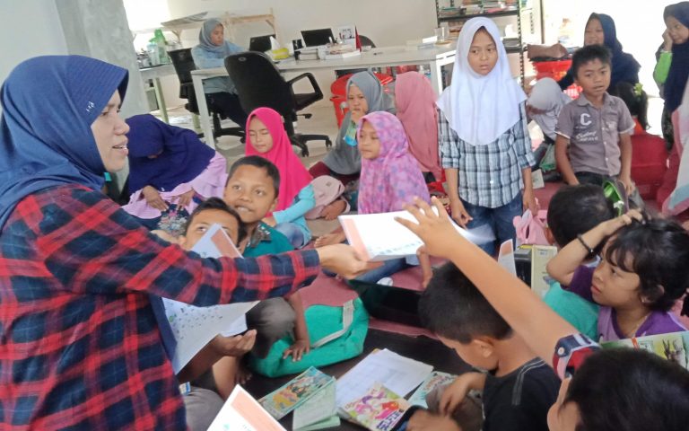 Writing Prompt Yuliani Liputo di Sekolah Samin