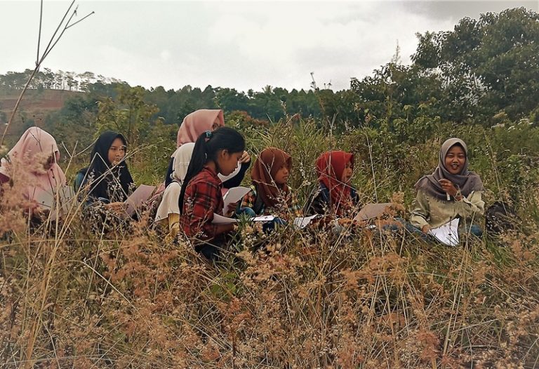 Menerima Sumbangan Buku Perpustakaan Anak Desa