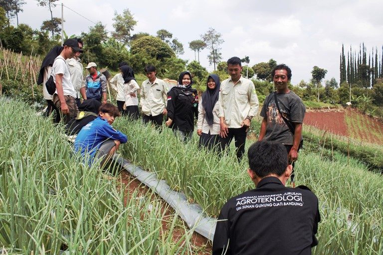 Mahasiswa dan Petani Berbagi Ilmu