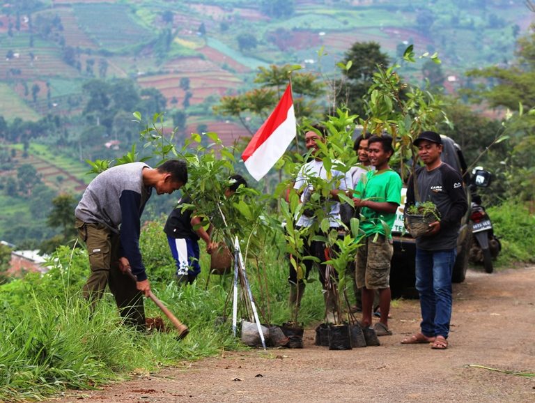 Herry Dim Serukan Agar Warga Kota Bandung Berbagi Pohon Kepada Petani