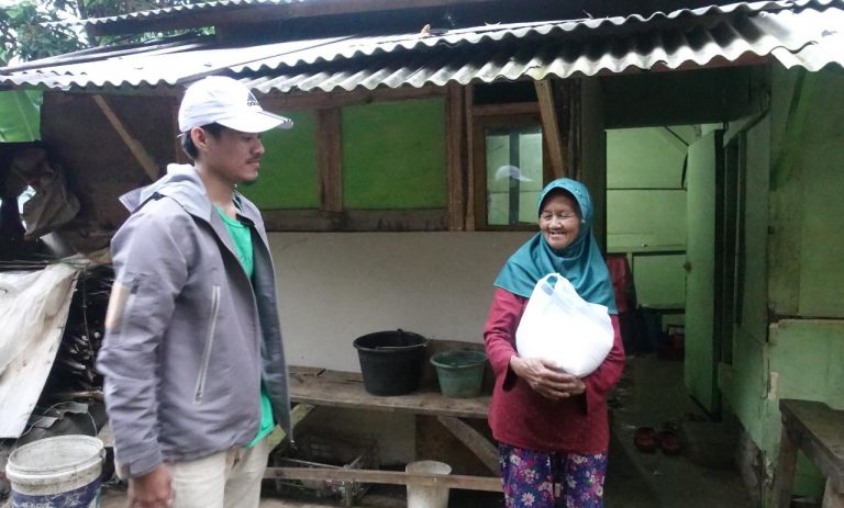 Beras Datang Saat dirundung Corona. Mak Eha Pun Tersenyum