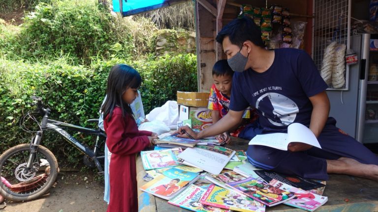 Liburan “Musim Corona”: Anak-Anak Desa Senang Membaca