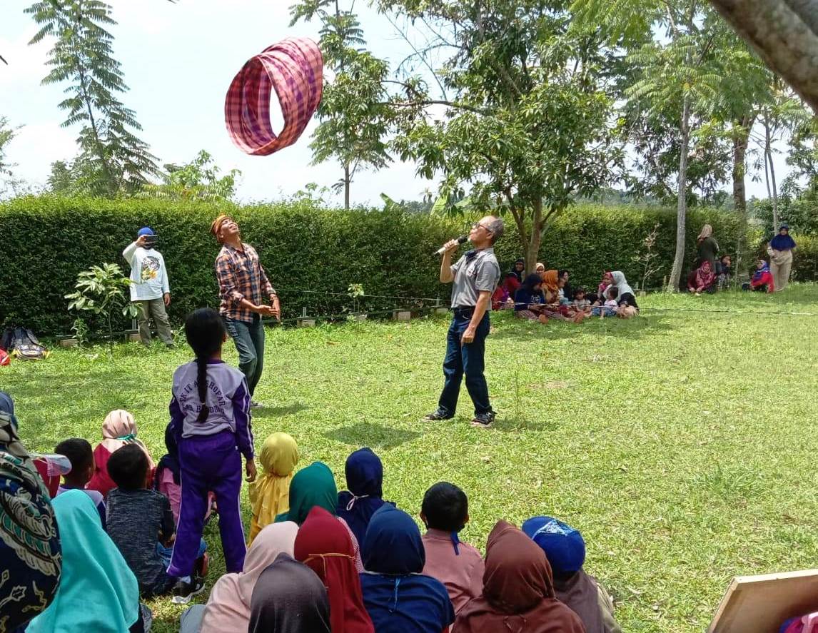 Sulap Dongeng, Edukasi Menyenangkan Anak-anak Petani
