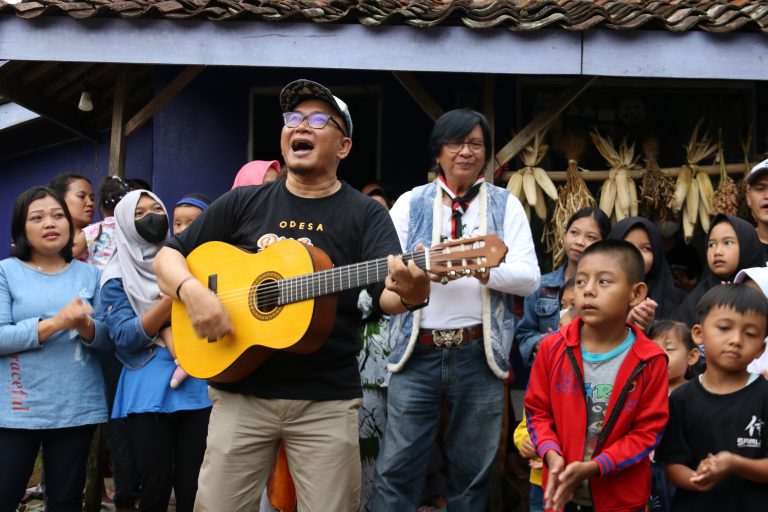 Ferry Curtis Menyanyi Menggerakkan Literasi Anak Petani