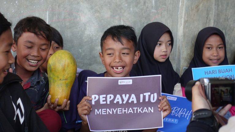 Hari Buah Internasional Odesa untuk Edukasi Gizi Anak-Anak Desa