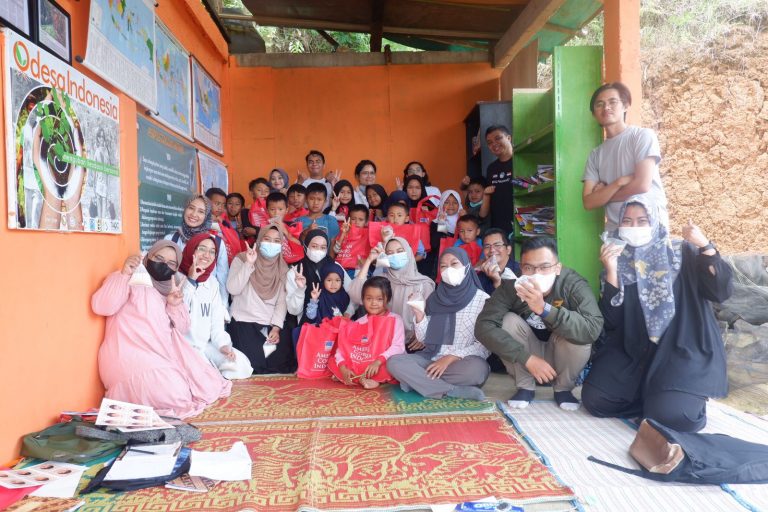 American Corner ITB Sumbang Buku untuk Literasi Desa