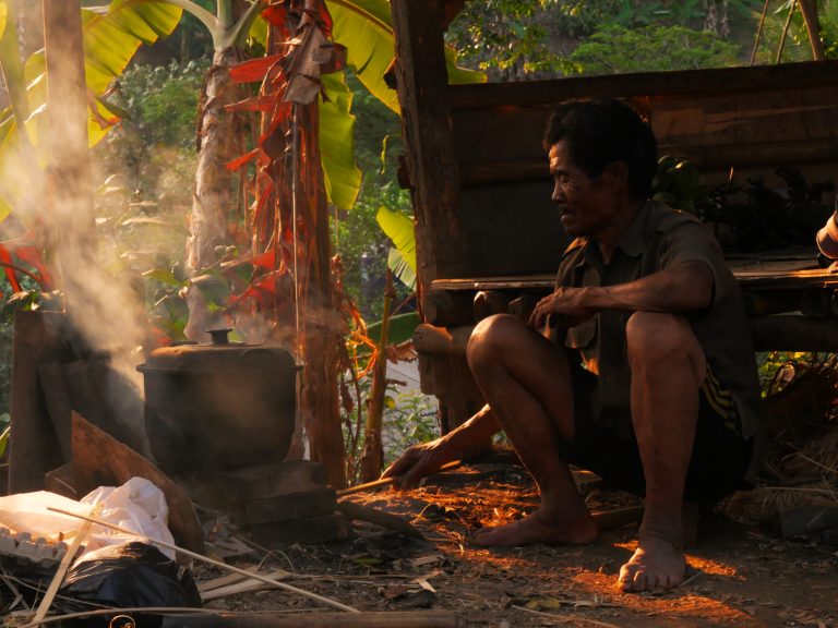 Kisah Hidup Mang Damim 40 Tahun Menambang Batu