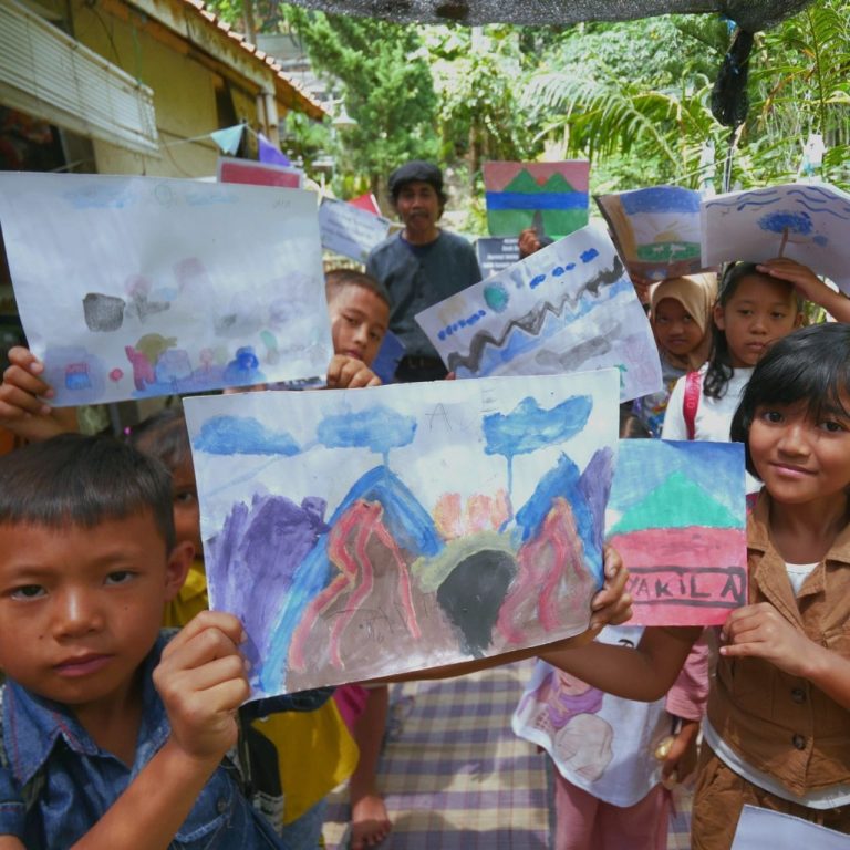 Anak-Anak Desa Lebih Ekspresif dalam Menggambar