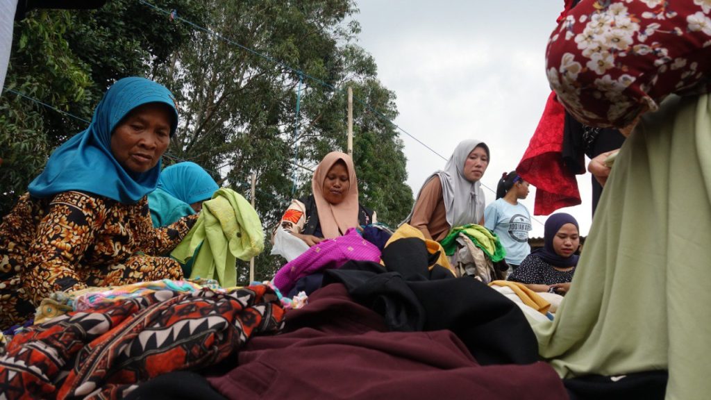 Ibu-ibu desa memilih pakaian layak pakai dari donatur online
