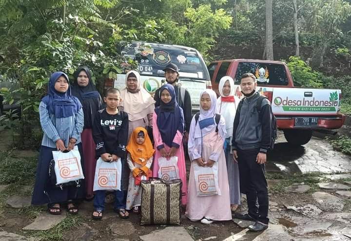 Anak-anak desa penerima bantuan pendidikan Yayasan Odesa Indonesia