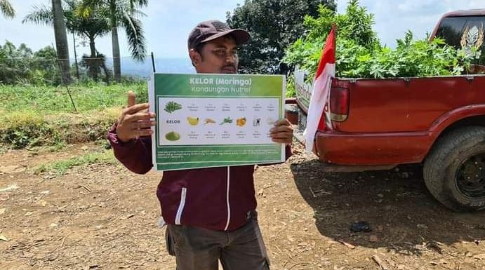 Edukasi pentingnya daun kelor sebagai sumber gizi masyarakat desa
