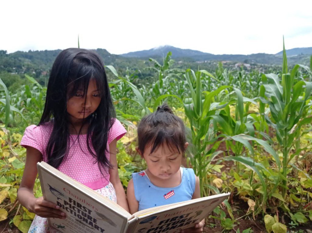 Upaya meningkatkan literasi anak-anak desa dengan membaca buku