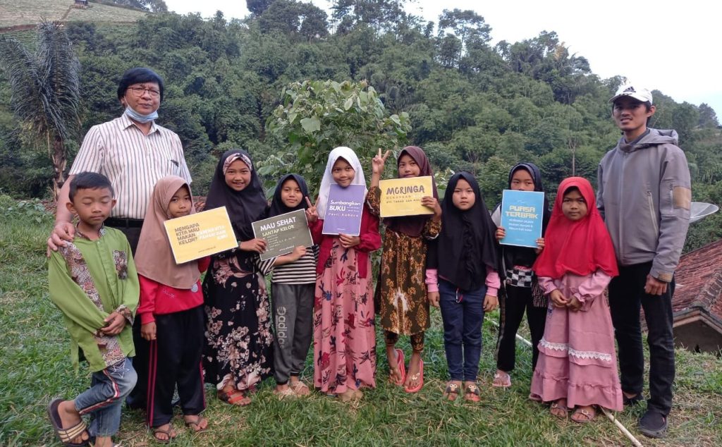Literasi kelor untuk anak-anak di Desa Mekarmanik