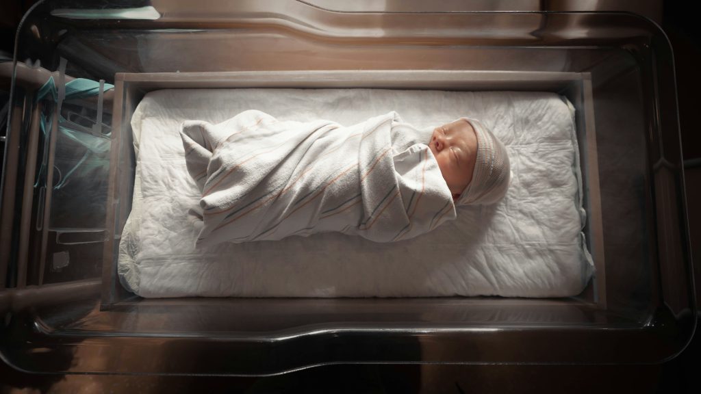 Melahirkan bayi saat organ reproduksi seksual belum matang
