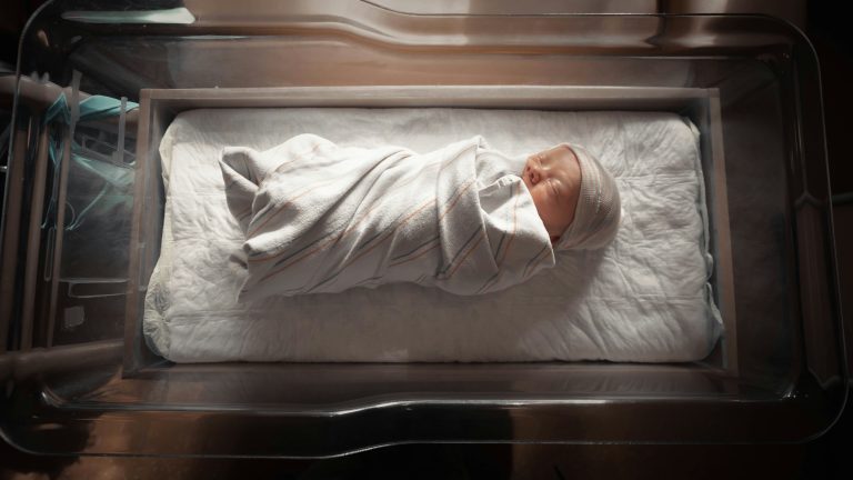 Melahirkan bayi saat organ reproduksi seksual belum matang
