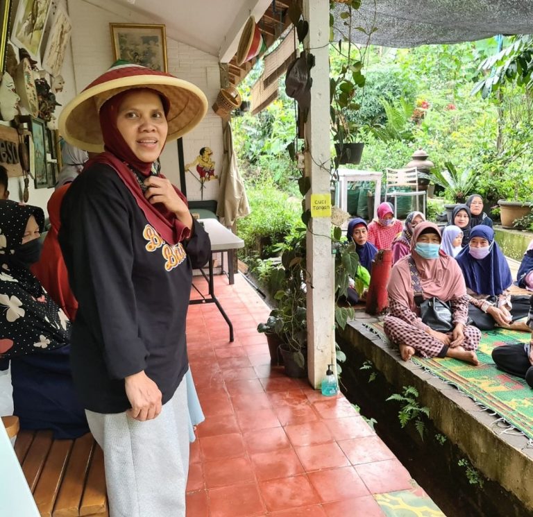 Yuliani Liputo: Dari Ladang Perbukuan ke Ladang Pertanian