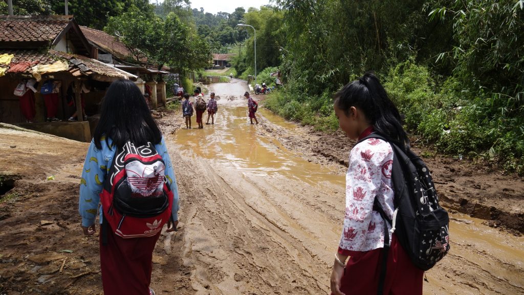 Anak petani desa pulang sekolah