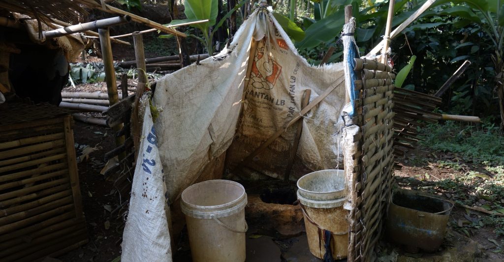 Bangun toilet warga alirkan air bersih