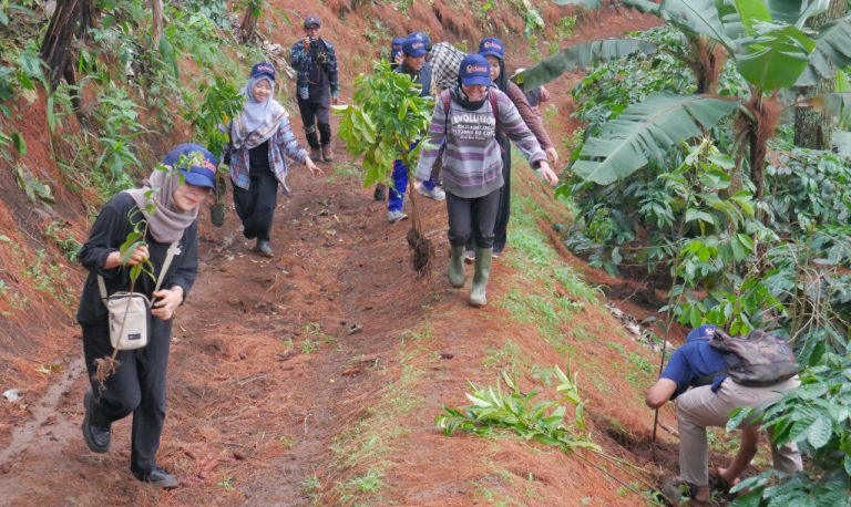 Aksi tanam Odesa di Hutan Arcamanik
