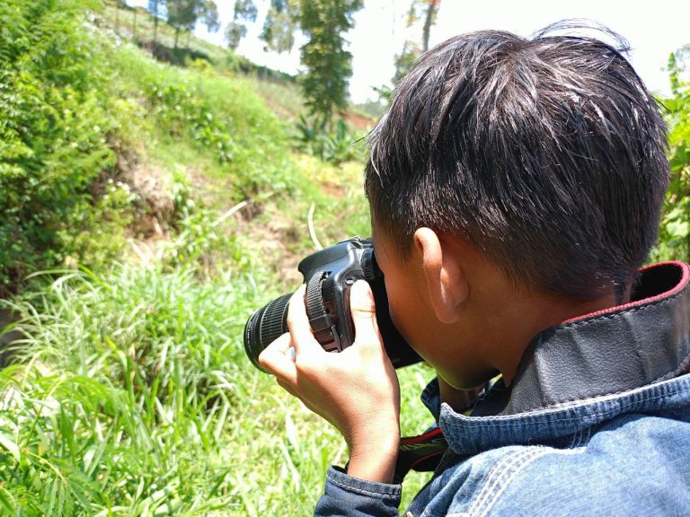 Donasi kamera untuk pendidikan anak-anak desa di cimenyan