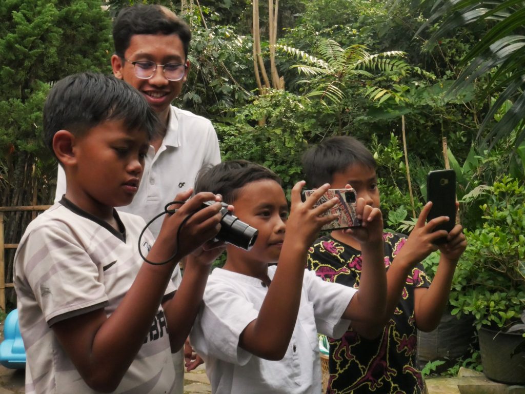 Donasi Ponsel bekas untuk anak-anak desa