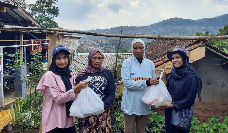 Penyaluran zakat relawan odesa ke petani di Kp. Tareptep