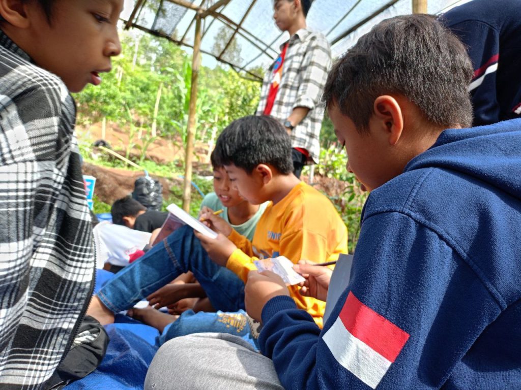 Siswa CLS mengajar anak Sekolah Samin